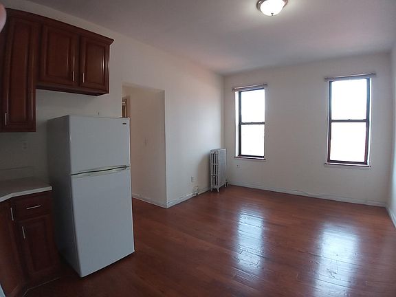 3rd image of 11626 Metropolitan Ave #4X