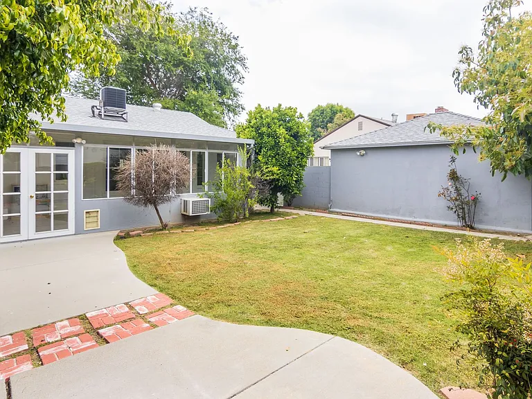 8129 Darby Ave — Photo 22