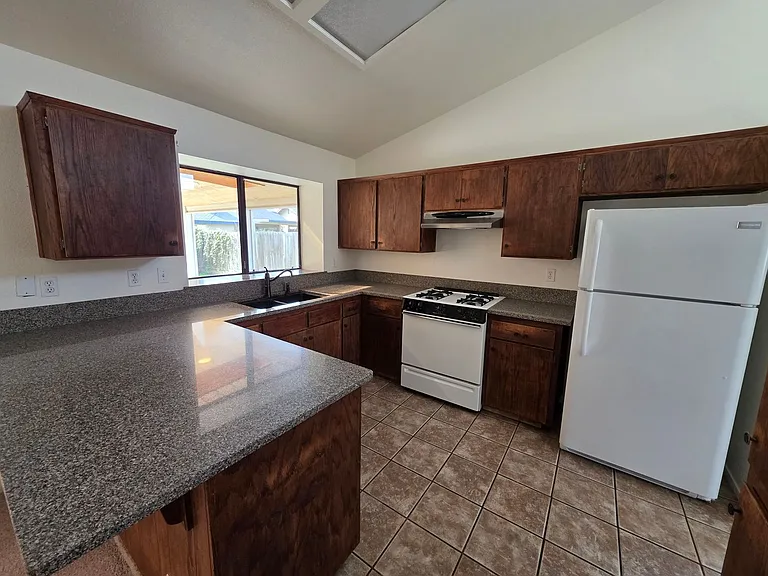 4905 W Hemlock Ave — Photo 3