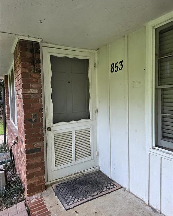 853 Rowland St