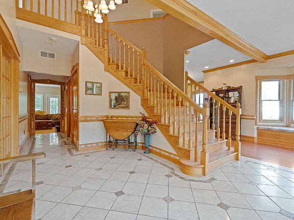 3rd image of 924 S Riverwood Dr