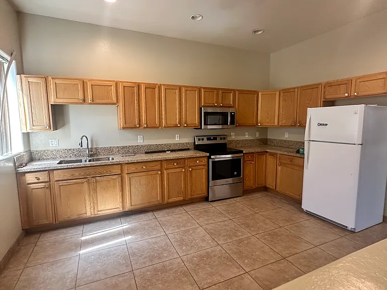 2828 E Roeser Rd — Photo 4