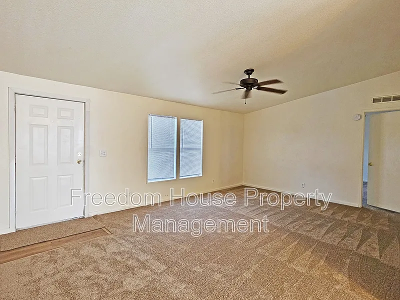 3 bed, 2.0 bath, 1310 sqft, $1,400 — Photo 3
