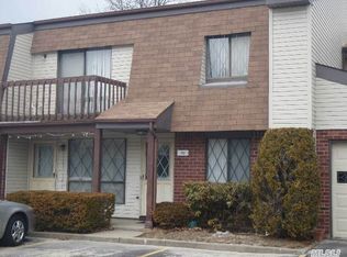 30 Cambridge Dr W, Copiague, NY 11726