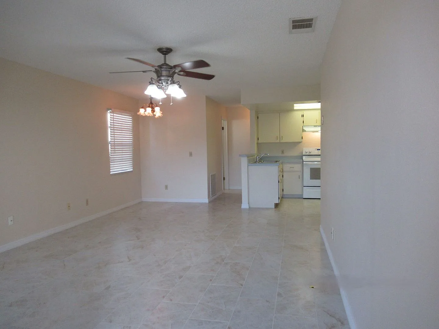 2br/2ba Duplex with Lakeview — Photo 3