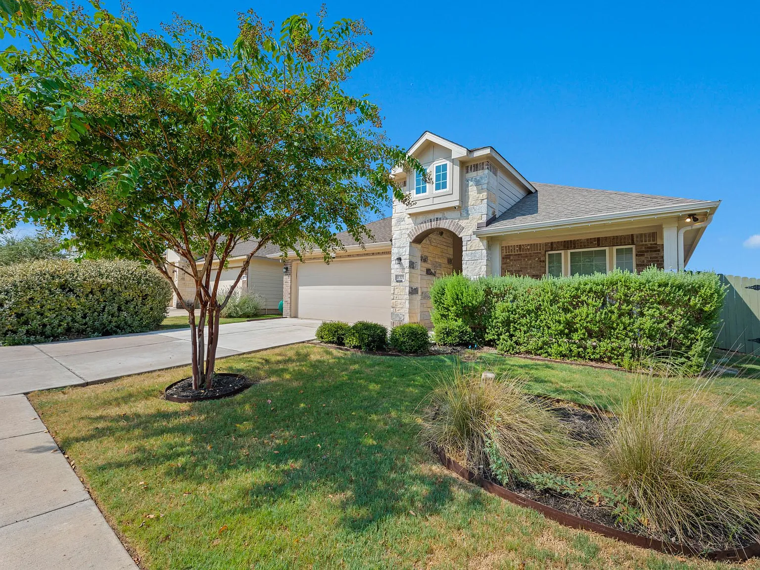 4 bed, 2.0 bath, 1633 sqft, $2,350 — Photo 3