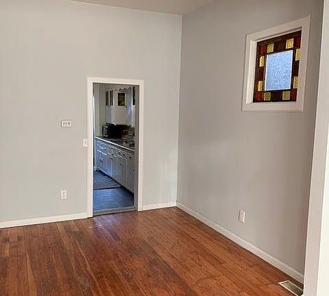 5th image of 915 N Ainsworth Ave