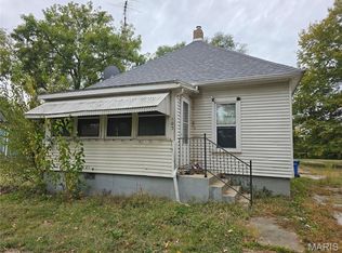 105 N West St, Stonington, IL 62567