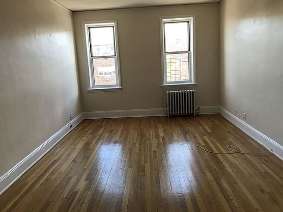 2nd image of 2518 33rd St #2F