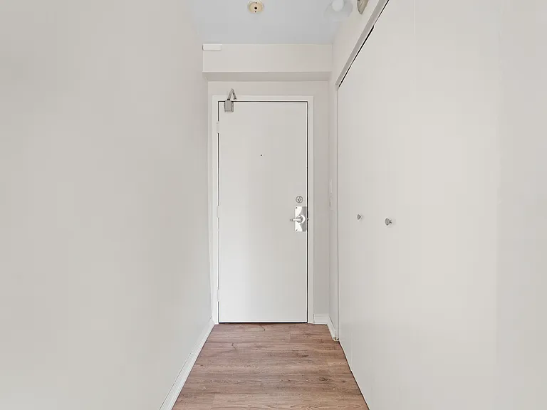 3461 Peter St — Photo 7