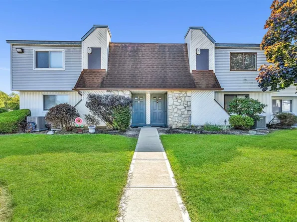 106 Pointe Circle #106, Coram, NY 11727