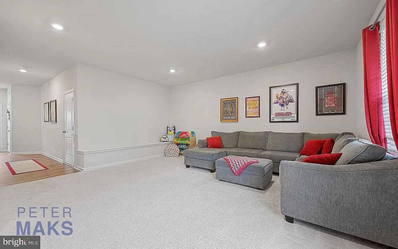 4 bed, 2.5 bath, 2200 sqft, $3,400 — Photo 3