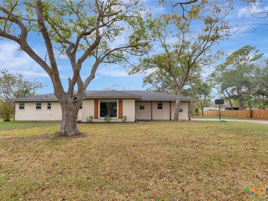 1117 N East St, Edna, TX 77957