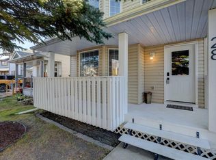 28 W Woodside Cir NW, Airdrie, AB T4B 2H8