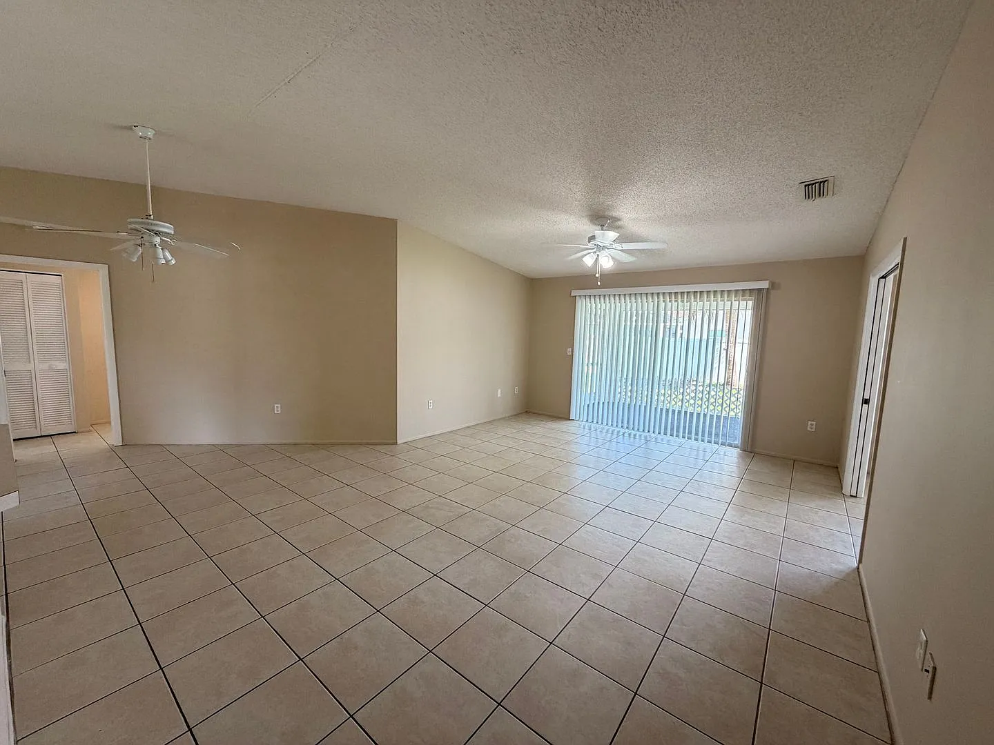 Centrally located 3/2 with 2 car garage — Photo 1