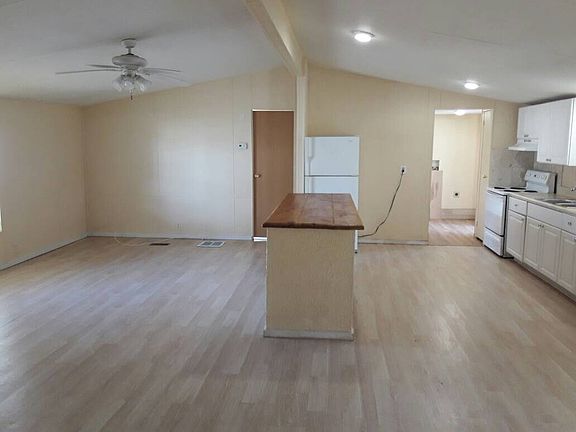3rd image of 528 Lazy Lake Dr W