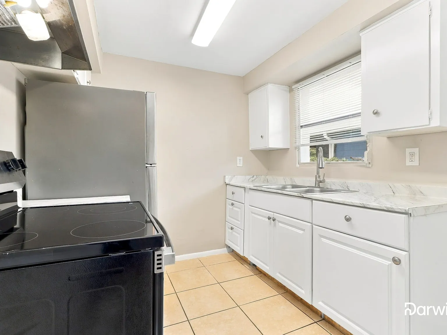 3 bed, 1.0 bath, 945 sqft, $1,560 — Photo 4