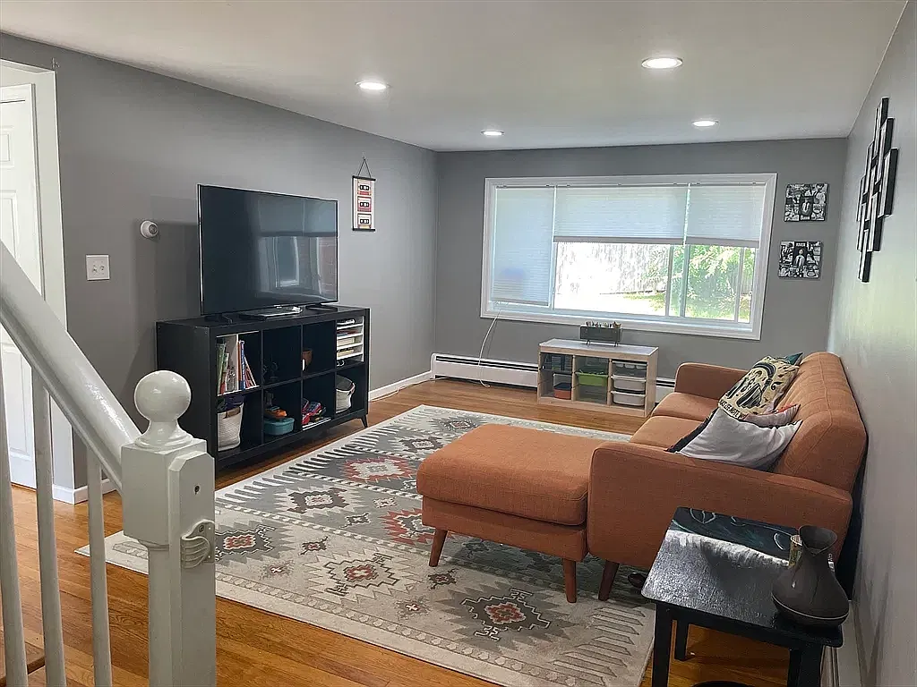 2 bed, 890 sqft, $2,400 — Photo 4