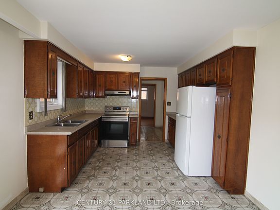 5th image of 38 Beamsville Dr