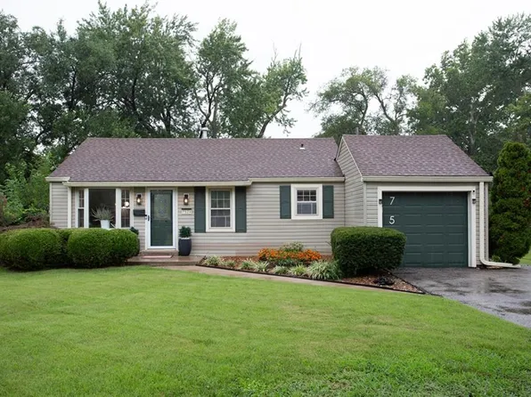 7524 Foster St, Overland Park, KS 66204