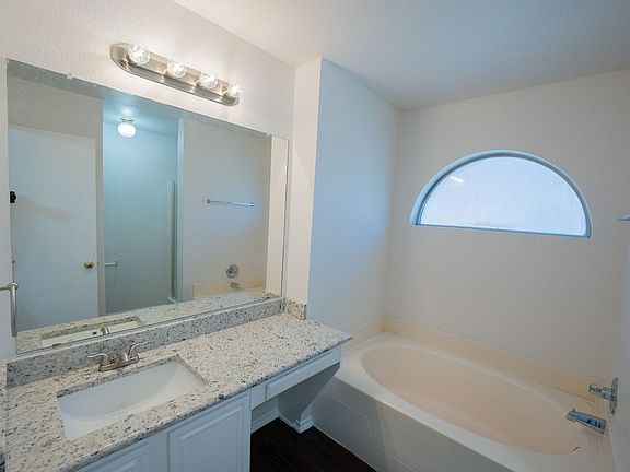 3rd image of 1025 Mockingbird Ln