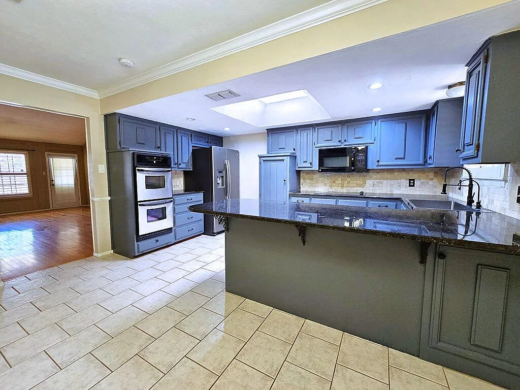 3 bed, 2.0 bath, 2024 sqft, $2,800 — Photo 3