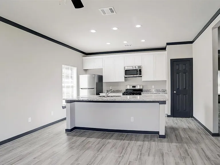 8103 Glass St — Photo 6