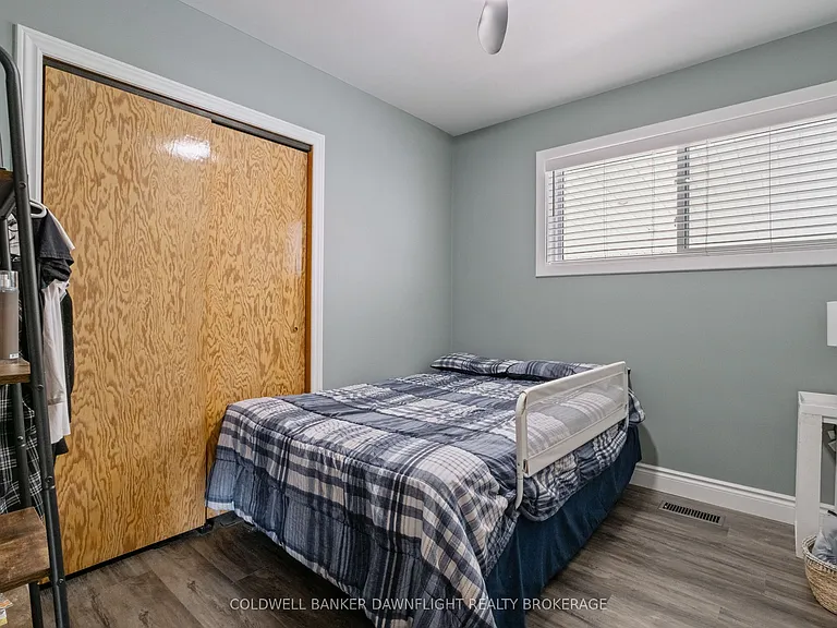 105 Wellington St W — Photo 16
