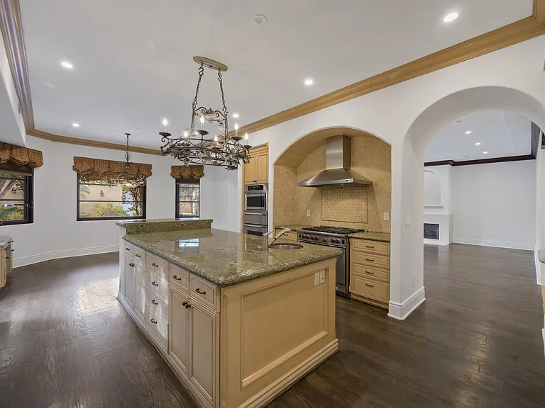 305 N Palm Dr — Photo 47