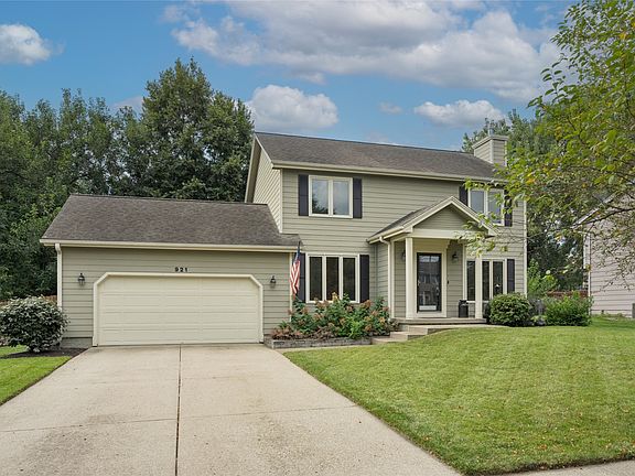 2nd image of 921 SE Peterson Dr