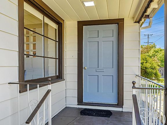 4th image of 240 Delia St