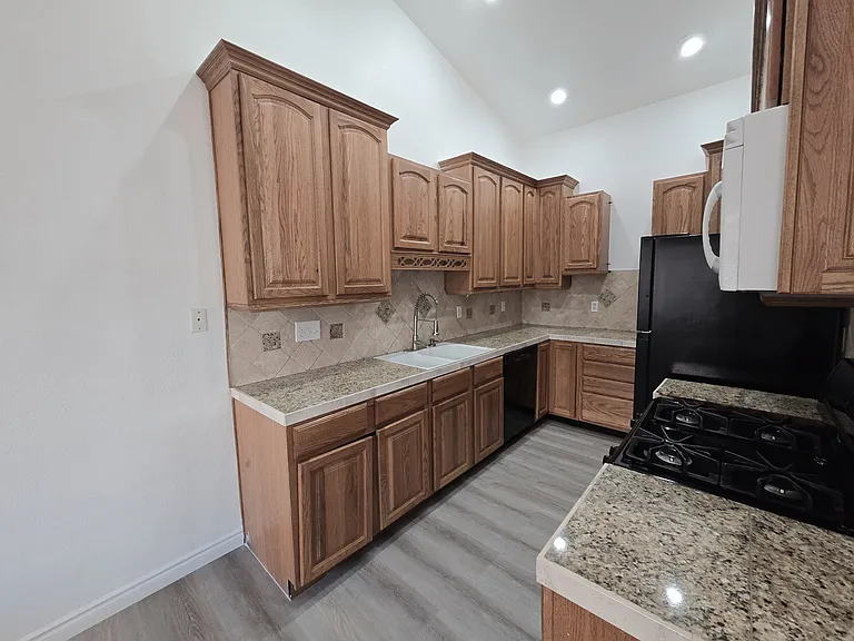 1612 N Torrey Pines Dr #104 — Photo 7