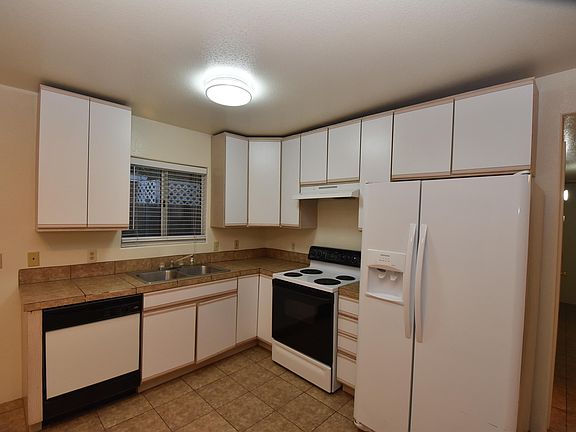 5th image of 2725 N Dodge Blvd