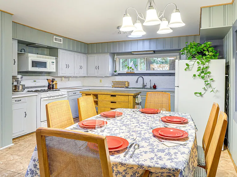 1909 Colony Dr — Photo 11