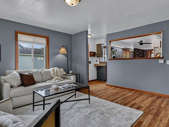 3rd image of 621 N Park Pl