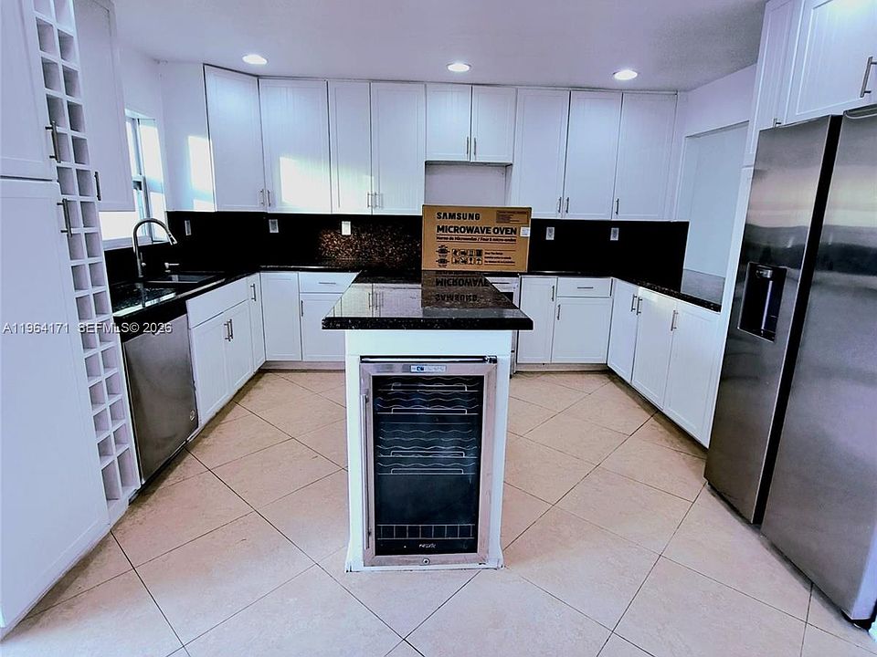 1st image of 3920 Woodside Dr