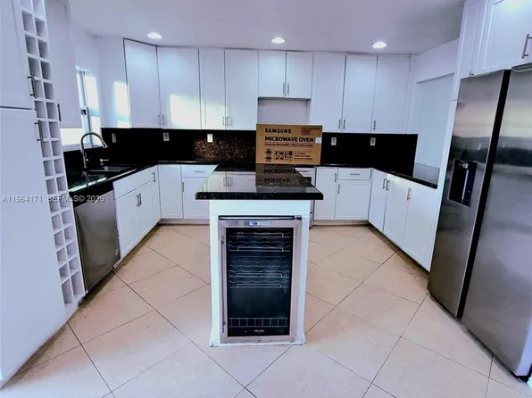 3920 Woodside Dr, Coral Springs, FL 33065