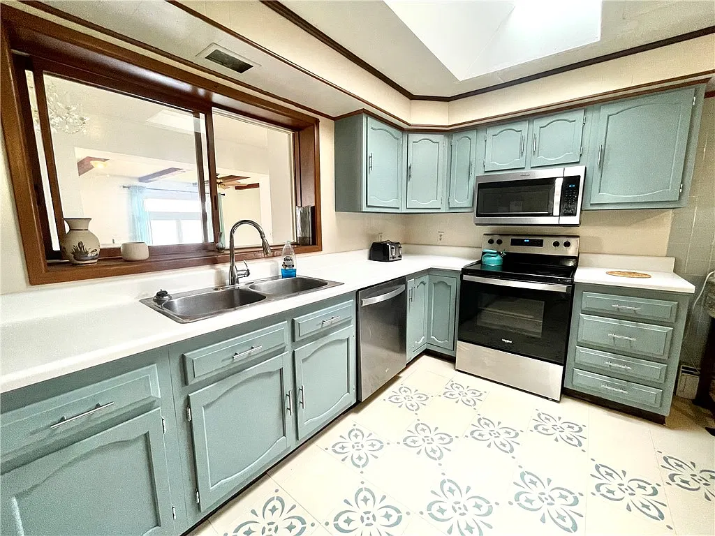 5 bed, 3.0 bath, 1989 sqft, $2,650 — Photo 4