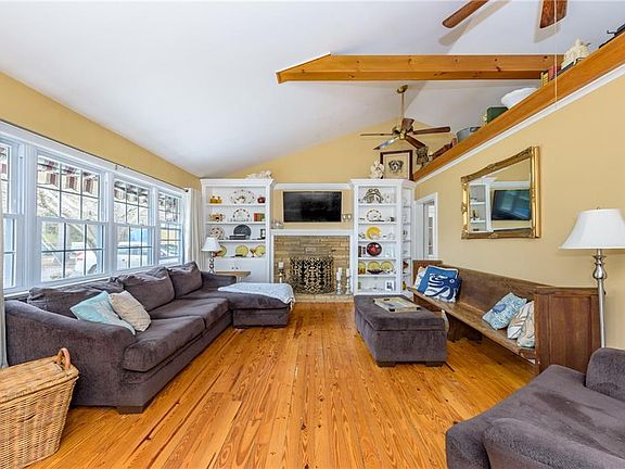 4th image of 32 East Dr
