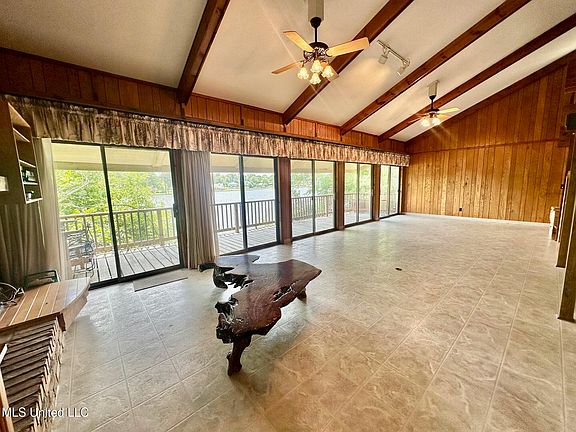 3rd image of 577 W Lakeshore Dr