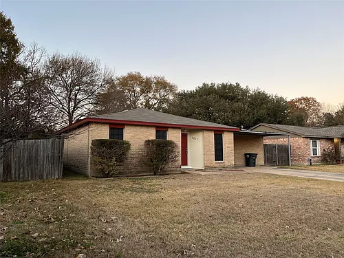 1007 Stoneleigh Ct Photo 1