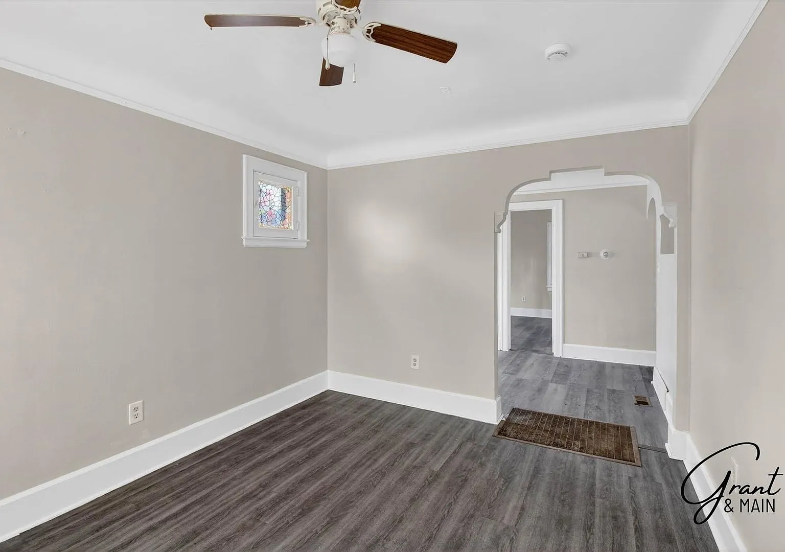 $1250 3 bedroom bungalow — Photo 2