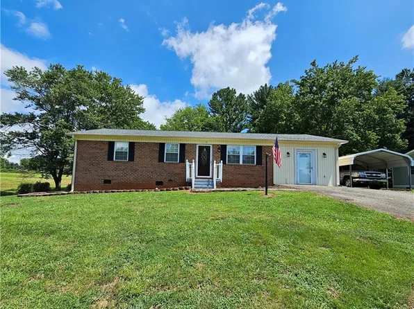 118 Pickshin Ave, Dobson, NC 27017