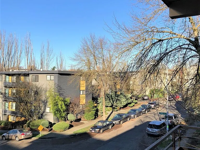 Hill Town Apartments — Photo 28
