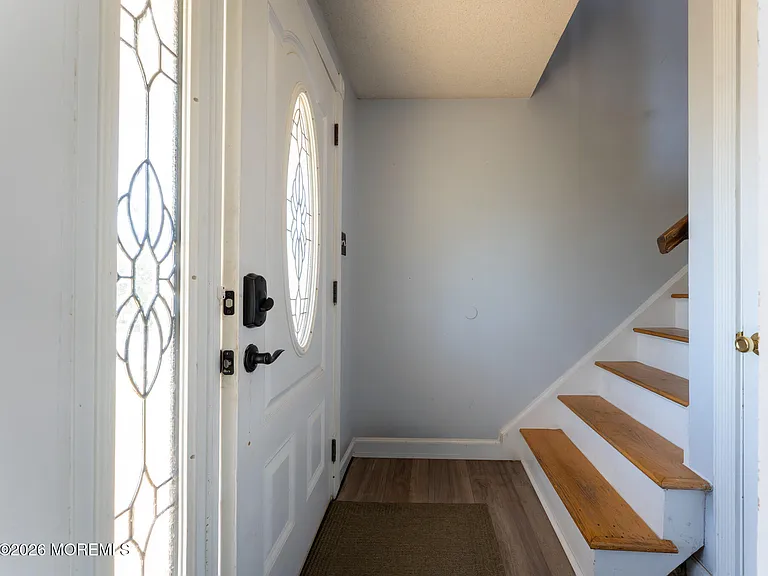 406 Lawrence Dr — Photo 3