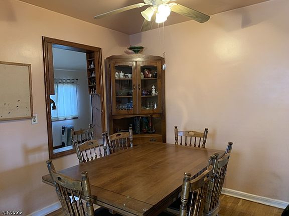 4th image of 254 Broughton Ave