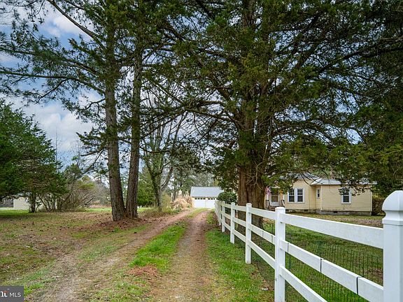 3rd image of 1881 Fairport Rd