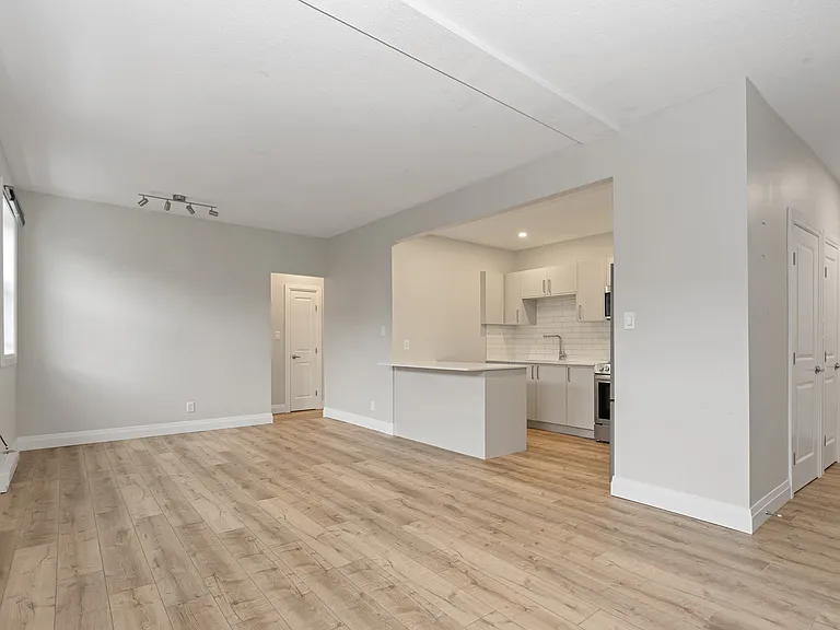 523 Bay St — Photo 5