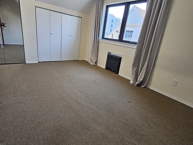2116 Voorhies Ave #4 — Photo 6