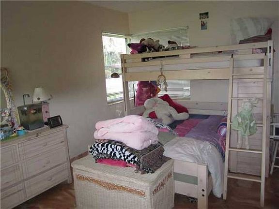 4th image of 1044 S Northlake Dr